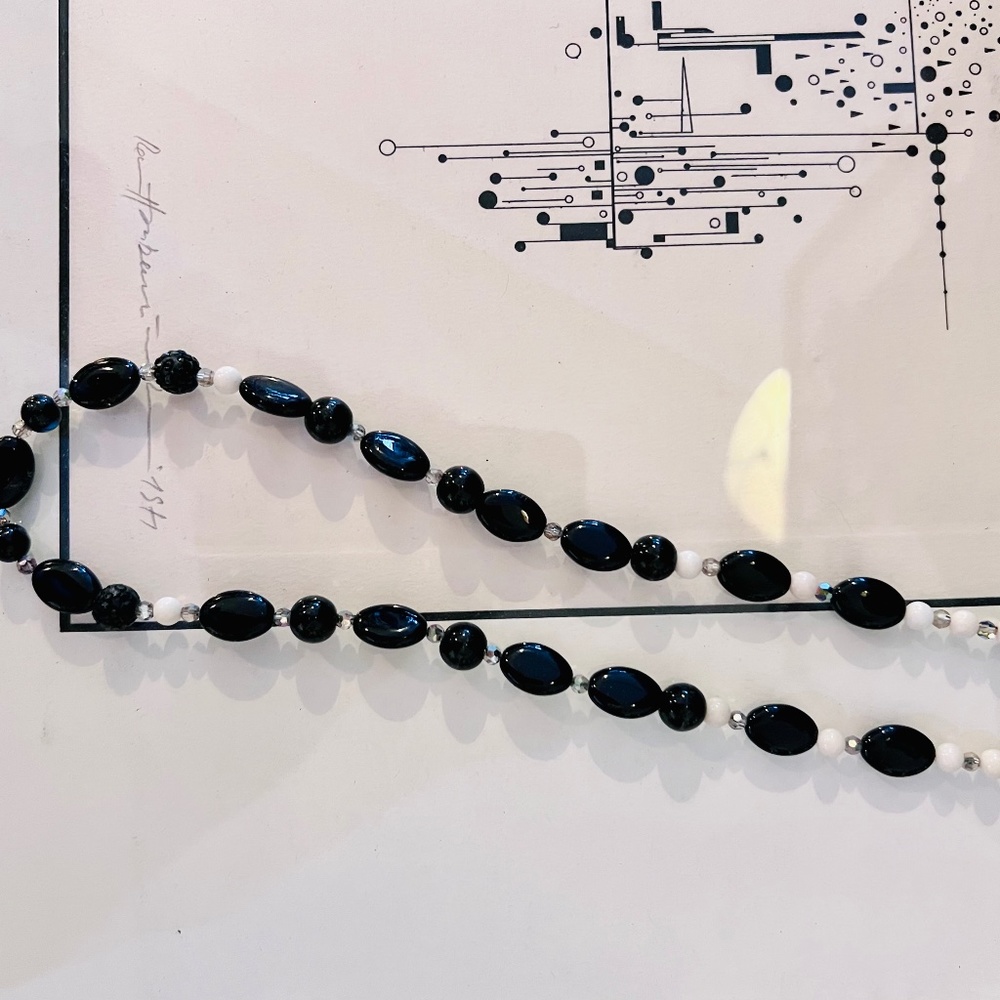 BLACK AND WHITE NECKLACE